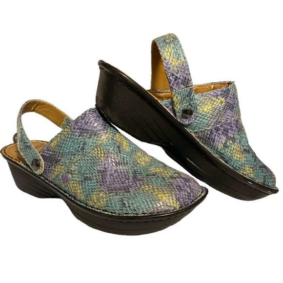 Women’s Nurse Mates 💙 Gala Clog Aqua Snake Print Slip Resistant Size 7M - Picture 3 of 12